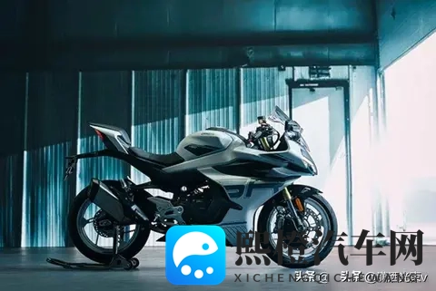 当着朋友面在厨房玩弄娇妻电影:朋友面前厨房私房戏码曝光-1