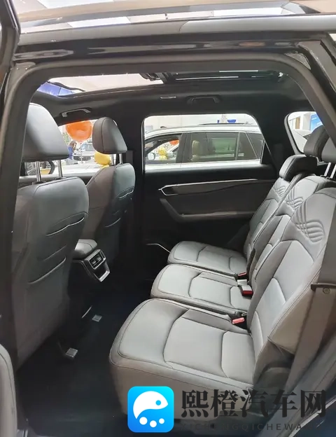 气场十足!第三代吉利豪越L到店实拍,外观升级,新增15T动力-2