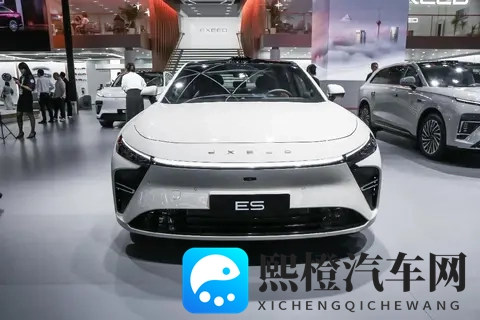 2025款星纪元ES 增程纯电可选,轴距3米,综合续航1645km-3